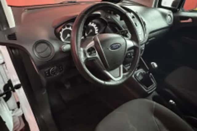 Ford Transit Courier (2024) thumbnail 3