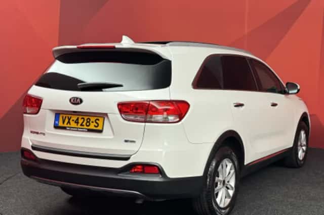 Kia Sorento (2016) thumbnail 2