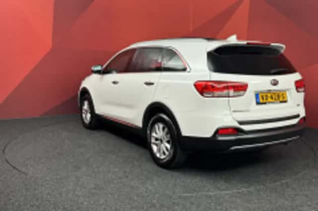 Kia Sorento (2016) thumbnail 5