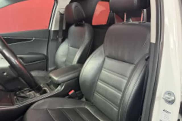 Kia Sorento (2016) thumbnail 6