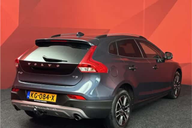 Volvo V40 (2016) thumbnail 2