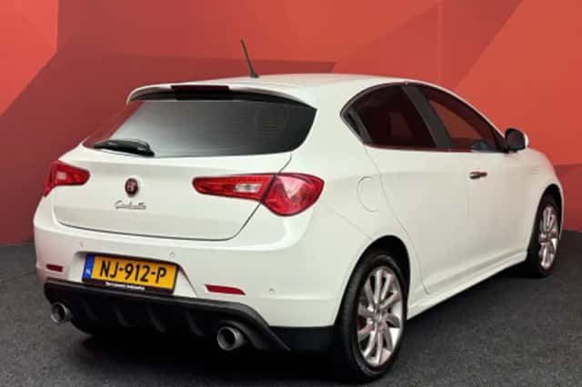 Alfa Romeo Giulietta (2017) thumbnail 2