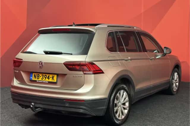 Volkswagen Tiguan (2017) thumbnail 2