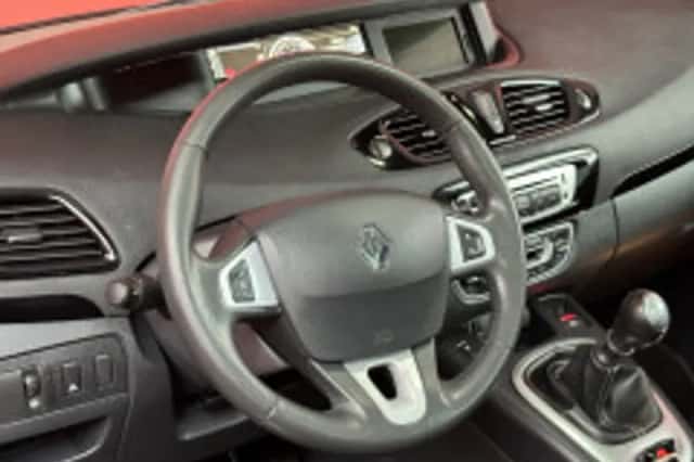 Renault Scénic (2012) thumbnail 3