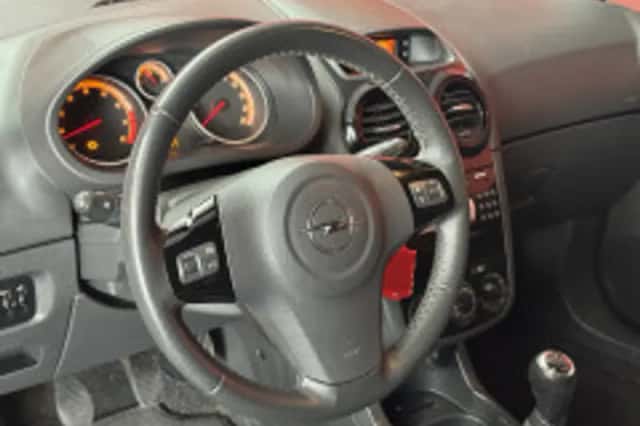 Opel Corsa (2010) thumbnail 3