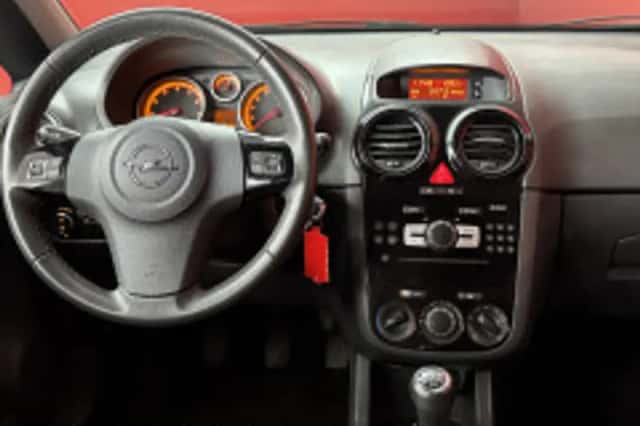 Opel Corsa (2010) thumbnail 4