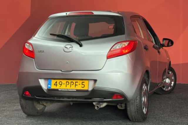 Mazda 2 (2011) thumbnail 2