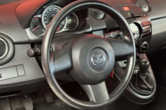 Mazda 2 (2011) thumbnail 3