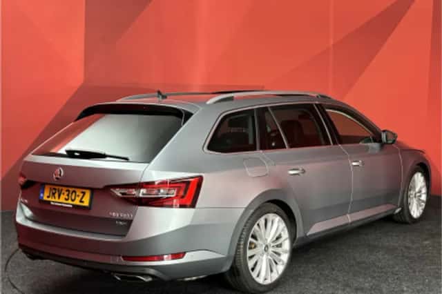 Škoda Superb (2015) thumbnail 2