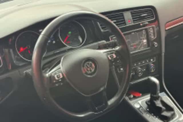 Volkswagen Golf (2017) thumbnail 3