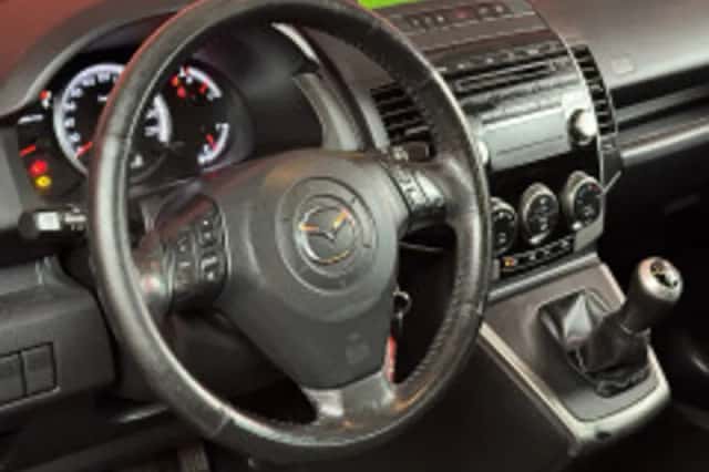 Mazda 5 (2010) thumbnail 3