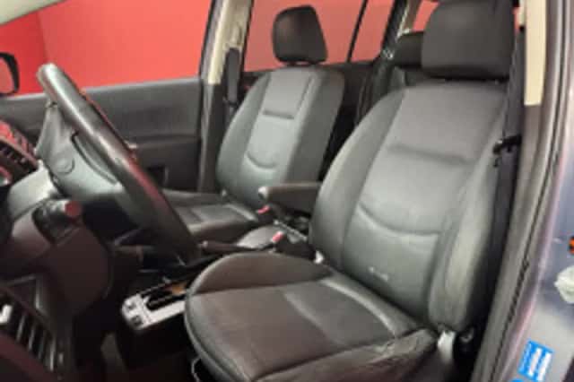 Mazda 5 (2010) thumbnail 4