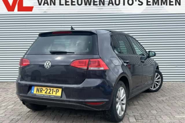 Volkswagen Golf (2016) thumbnail 2
