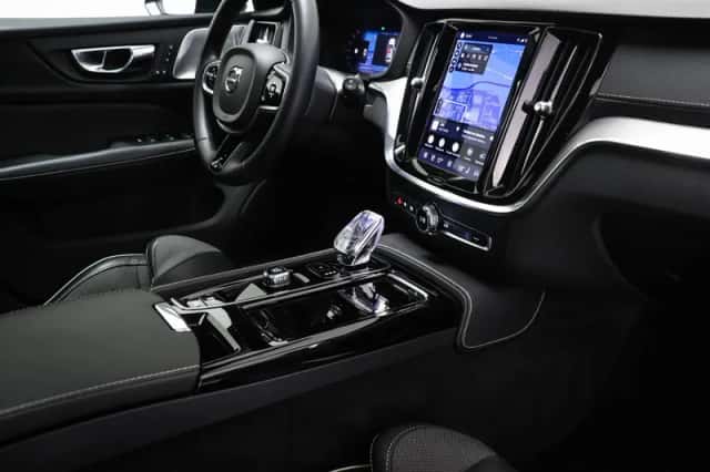 Volvo V60 (2023) thumbnail 3