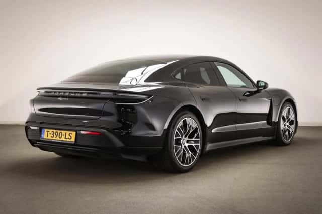 Porsche Taycan (2021) thumbnail 2