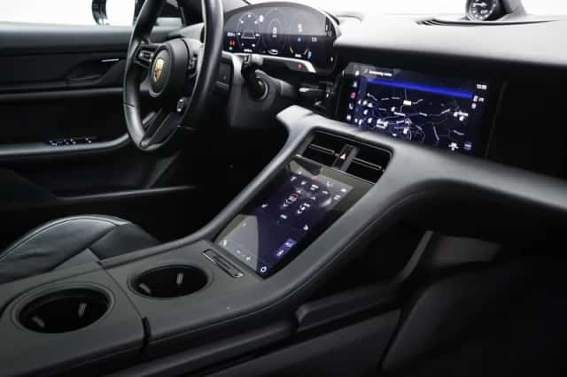 Porsche Taycan (2021) thumbnail 3