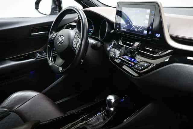 Toyota C-HR (2018) thumbnail 3