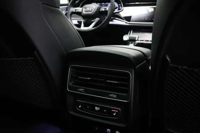 Audi Q7 (2021) thumbnail 3