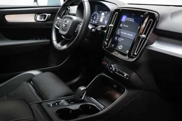 Volvo XC40 (2018) thumbnail 3