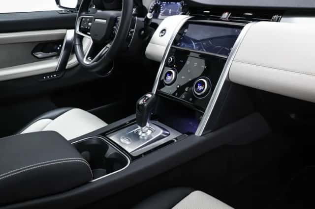 Land Rover Discovery Sport (2023) thumbnail 3
