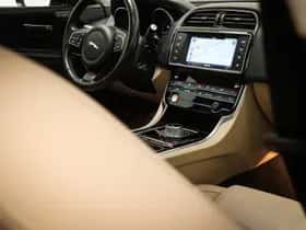 Jaguar XE (2015) thumbnail 12