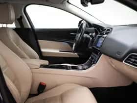 Jaguar XE (2015) thumbnail 8