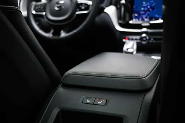 Volvo XC60 (2023) thumbnail 3
