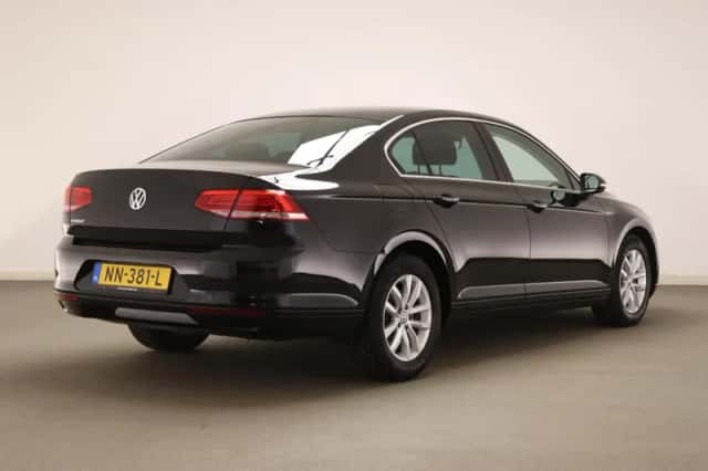 Volkswagen Passat (2015) thumbnail 2