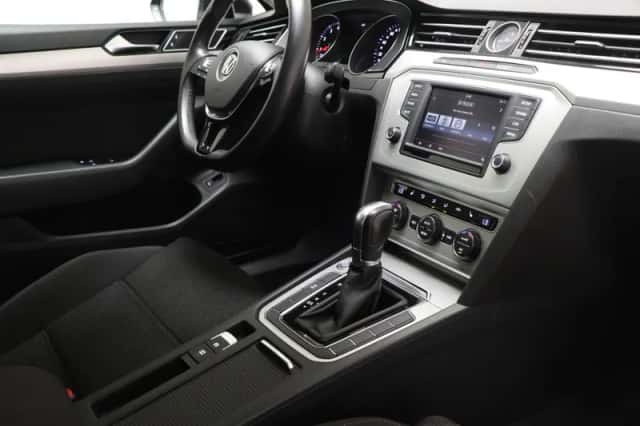 Volkswagen Passat (2015) thumbnail 3