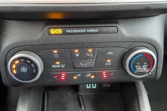 Ford Focus (2021) thumbnail 2