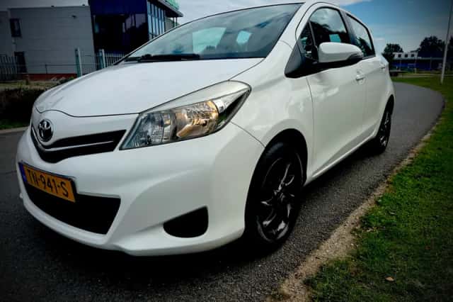Toyota Yaris (2012) thumbnail 1