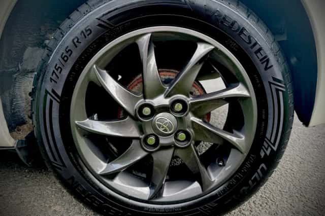 Toyota Yaris (2012) thumbnail 2