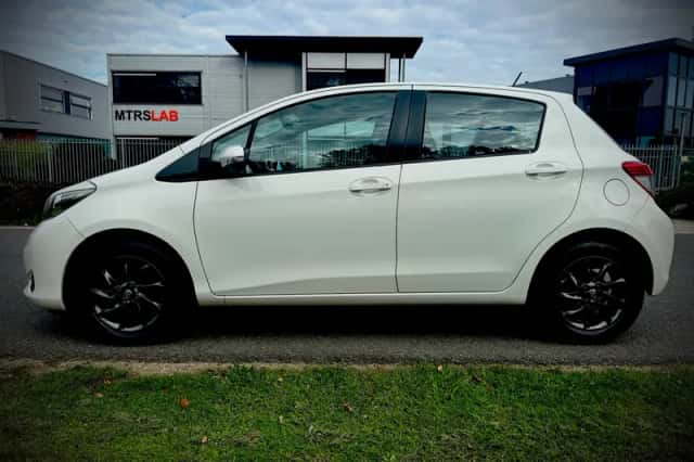 Toyota Yaris (2012) thumbnail 4