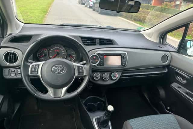 Toyota Yaris (2012) thumbnail 5