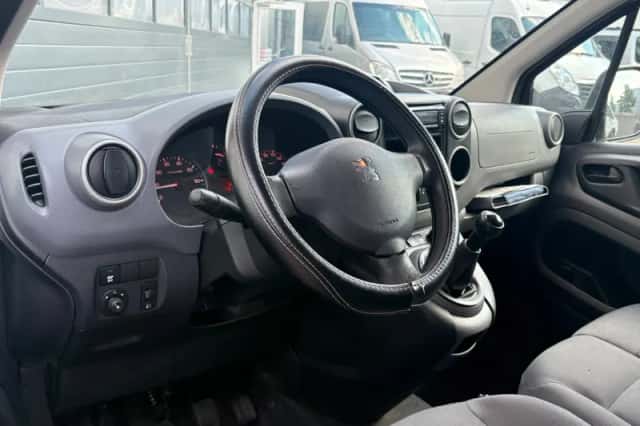 Peugeot Partner (2011) thumbnail 2