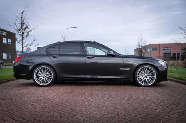 BMW 7-Serie (2013) thumbnail 6