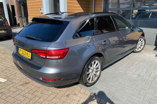 Audi A4 (2017) thumbnail 2