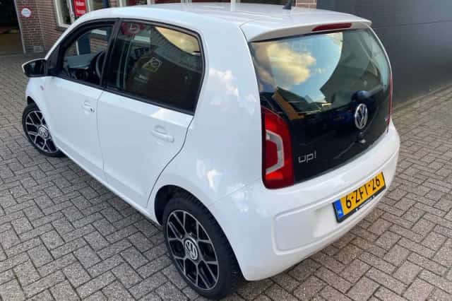 Volkswagen Up! (2015) thumbnail 4