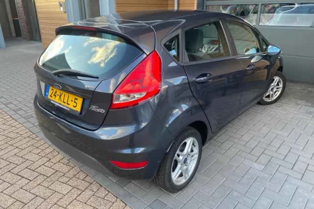 Ford Fiesta (2010) thumbnail 2