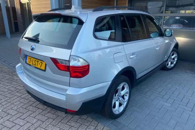 BMW X3 (2010) thumbnail 2