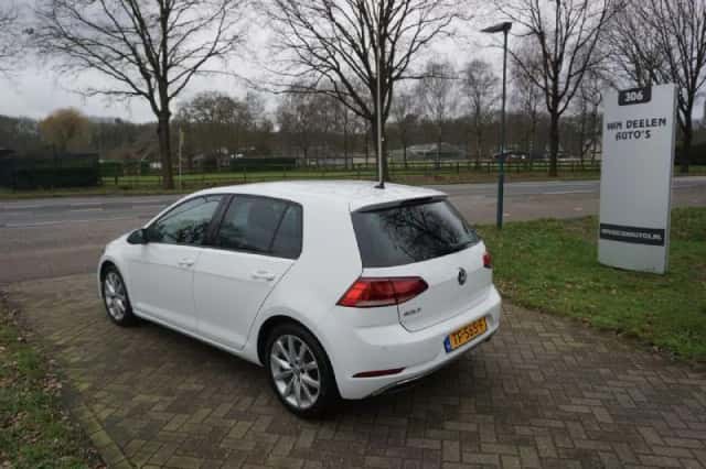 Volkswagen Golf (2018) thumbnail 2