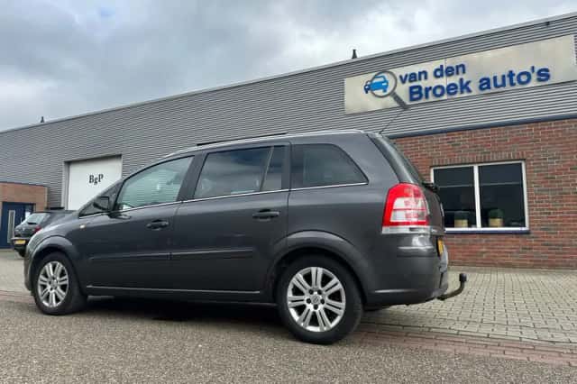 Opel Zafira (2010) thumbnail 2