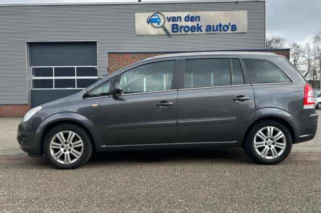 Opel Zafira (2010) thumbnail 3