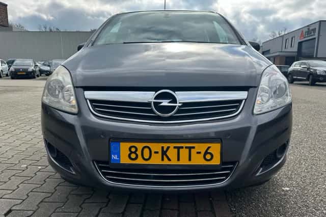 Opel Zafira (2010) thumbnail 4