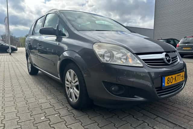 Opel Zafira (2010) thumbnail 5
