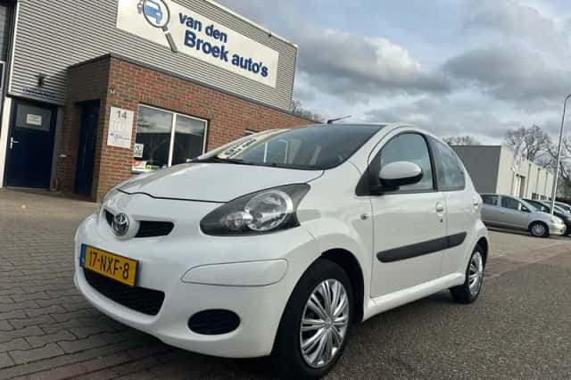 Toyota Aygo (2011) thumbnail 1