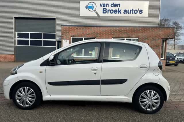 Toyota Aygo (2011) thumbnail 2