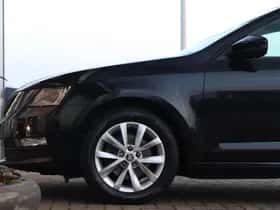 Škoda Octavia (2019) thumbnail 2