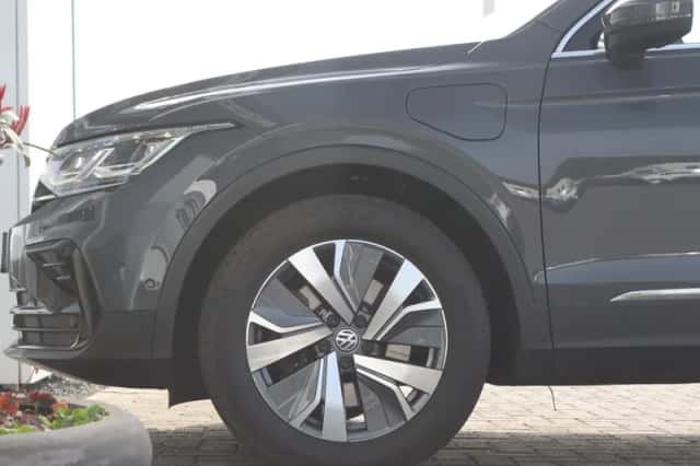 Volkswagen Tiguan (2022) thumbnail 2