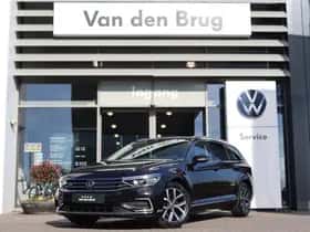 Volkswagen Passat (2022) thumbnail 3